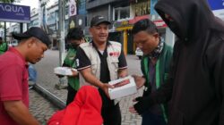 Anggota DPRD Sumut, Sutarto Berbagi Nasi Bungkus ke Ojol dan Abang Becak