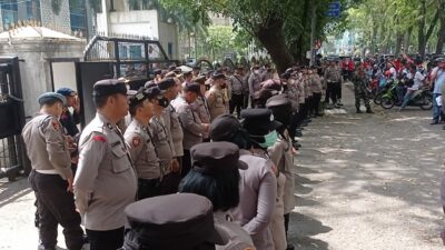 Polrestabes Medan Kawal Unras Massa Serikat Buruh Sumut di DPRD Sumut