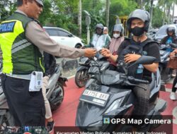 Satlantas Polrestabes Medan Bagikan Permen Kepada Pengguna Jalan
