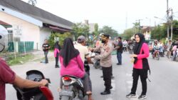 Menjelang Berbuka Puasa, Polres Tanjung Balai Beserta Jajaran dan Bhayangkari Berbagi Takjil Kepada Masyarakat
