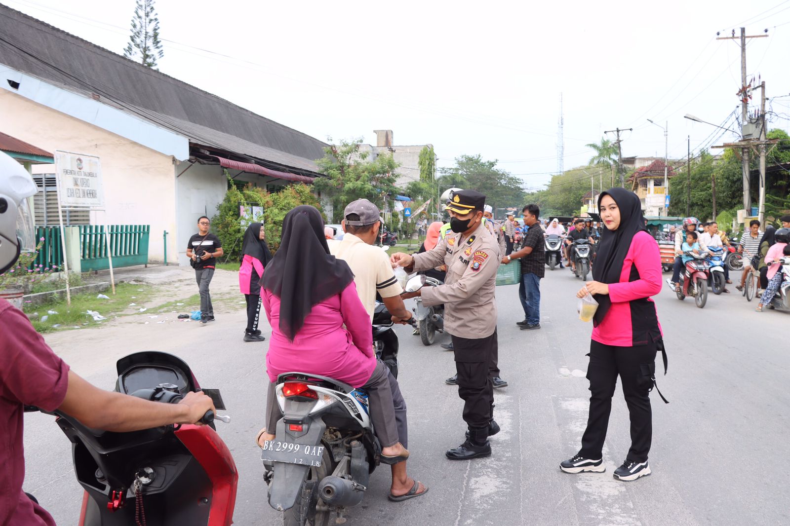 Menjelang Berbuka Puasa, Polres Tanjung Balai Beserta Jajaran dan Bhayangkari Berbagi Takjil Kepada Masyarakat