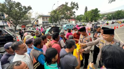 Kapolrestabes Medan dan PJU Berbagi Takjil di Lapangan Merdeka