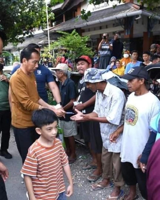 Kunjungi Sejumlah Pasar di Surakarta, Presiden Bagikan Bantuan Untuk Masyarakat
