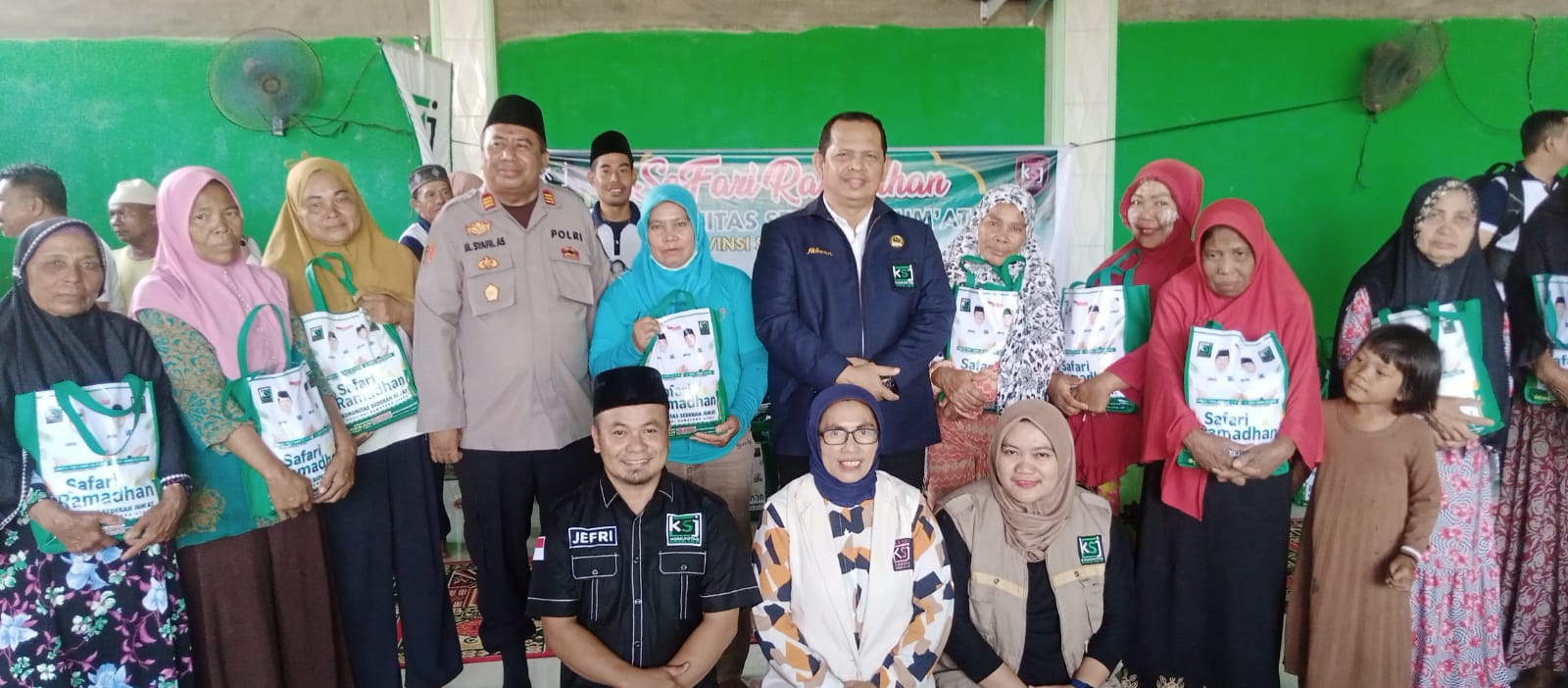 Pendiri/Pembina KSJ Berikan Sembako dan Nasi Kotak Kepada PKL di Kota Madang Deras