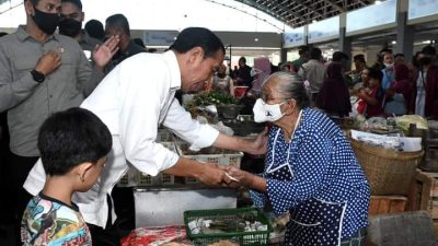 Kunjungi Pasar Legi, Presiden: Secara Umum Harga Turun