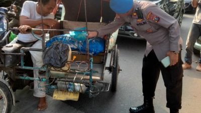 Propam Polrestabes Medan Bagikan Nasi Kotak Kepada Warga Menjelang Berbuka Puasa