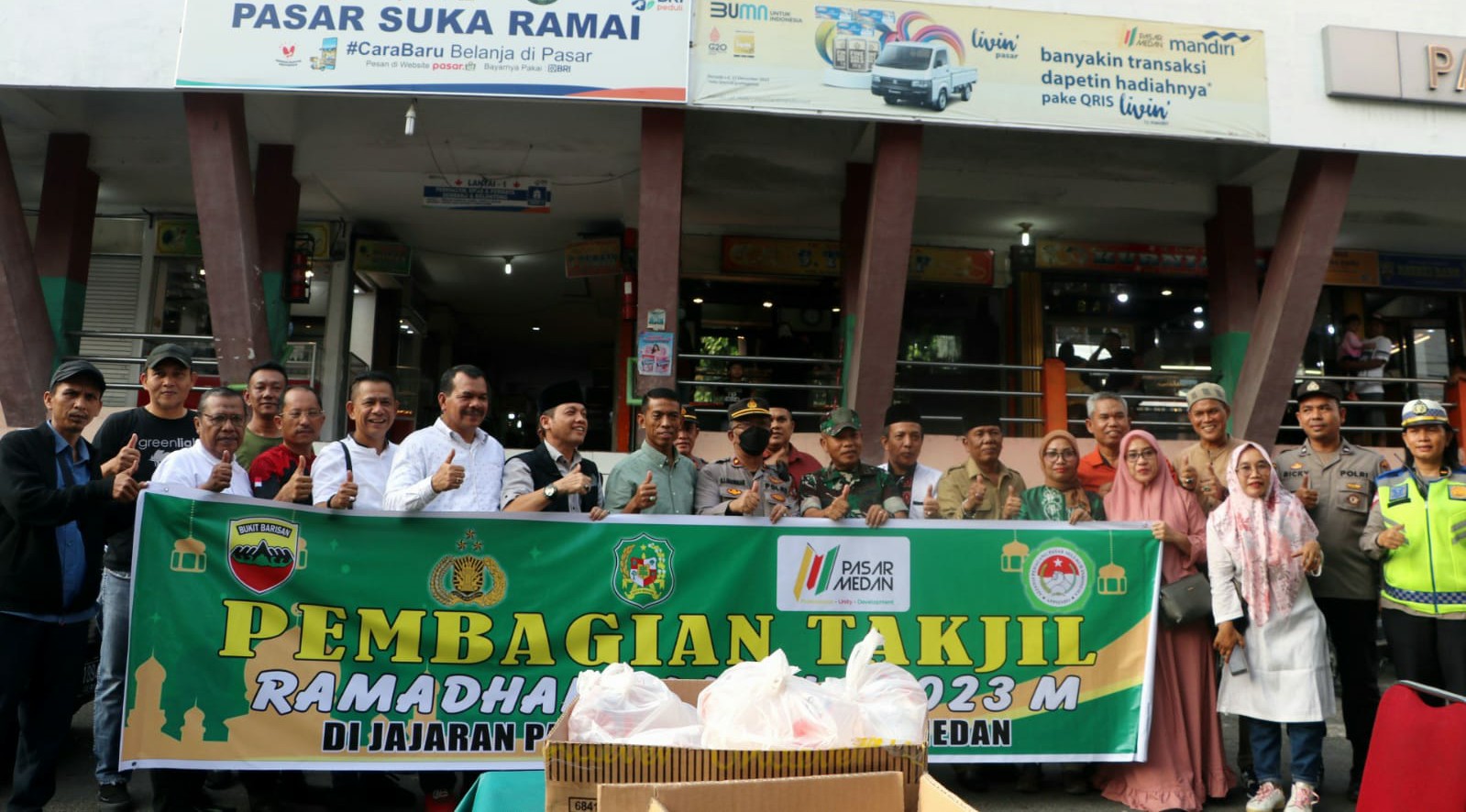 PUD Pasar Medan Kolaborasi Dengan Unsur Forkopimcam Bagi Takjil di Pasar Sukaramai