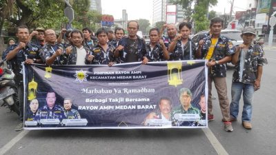 Tebar Keberkahan Ramadhan, AMPI Medan Barat Berbagi Takjil Kepada Pengguna Jalan