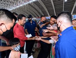 Jelang Lebaran, Presiden Jokowi Bagikan “THR” ke Pedagang di Pasar Legi