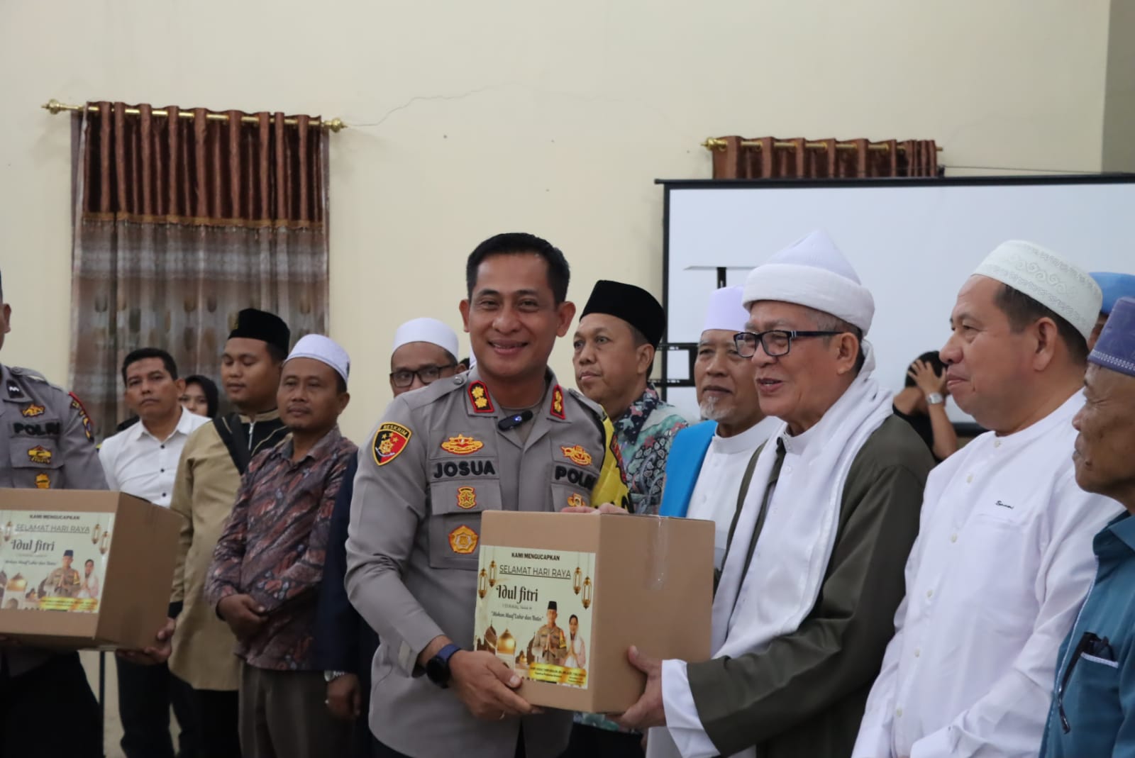 Kapolres Pelabuhan Belawan Pimpin Press Release Dirangkai Pemberian Paket Lebaran