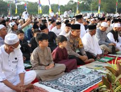 Wakapolrestabes Medan Ikut Sholat Idul Fitri Bersama Warga