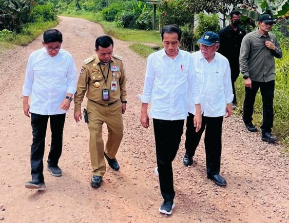 Presiden Jokowi Tinjau Kondisi Jalan di Provinsi Jambi