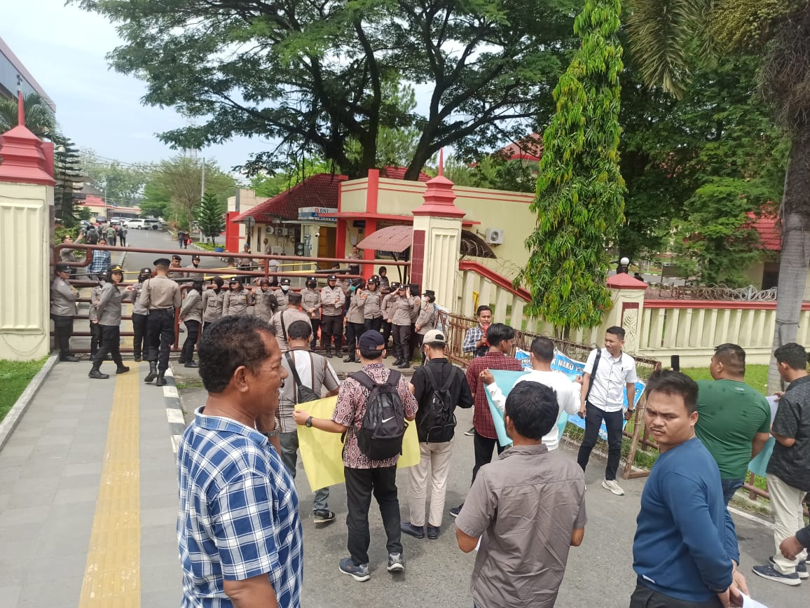 Polrestabes Medan Kawal Demo Massa DPP Gerakan Masyarakat Bersatu Indonesia di Polda Sumut