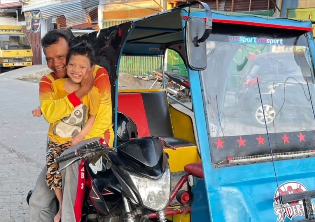 16 Tahun Kerja Sambil Pangku Anak Disabilitas, Zainal Bahagia Dihadiahi Becak Bermotor