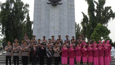 Jelang HUT Bhayangkara ke-77 Kapolrestabes Medan Hadiri Upacara Ziarah di Taman Makam Pahlawan