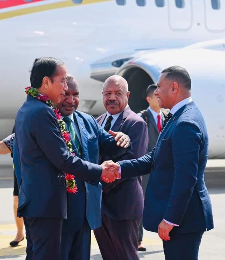 Tiba di Port Moresby, Presiden Jokowi Disambut Perdana Menteri Marape