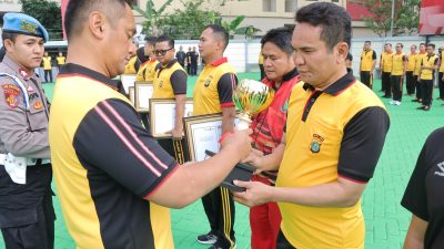 Kapolres Metro Jakarta Barat Serahkan Piala dan Piagam Perlombaan Meriahkan Hari Bhayangkara Ke-77