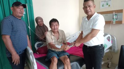 Ketua Pewarta Jenguk Perwira Polisi Terbaring di RS Madani Medan dan Berikan Uang Santunan