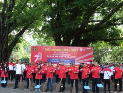 Semarakkan HUT Kemenkumham ke 78, Lapas Kelas IIA Tangerang Bersih-Bersih Makam Pahlawan