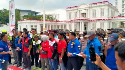 Polrestabes Medan Kawal Unras Massa Gebrak di Gubernuran Sumut