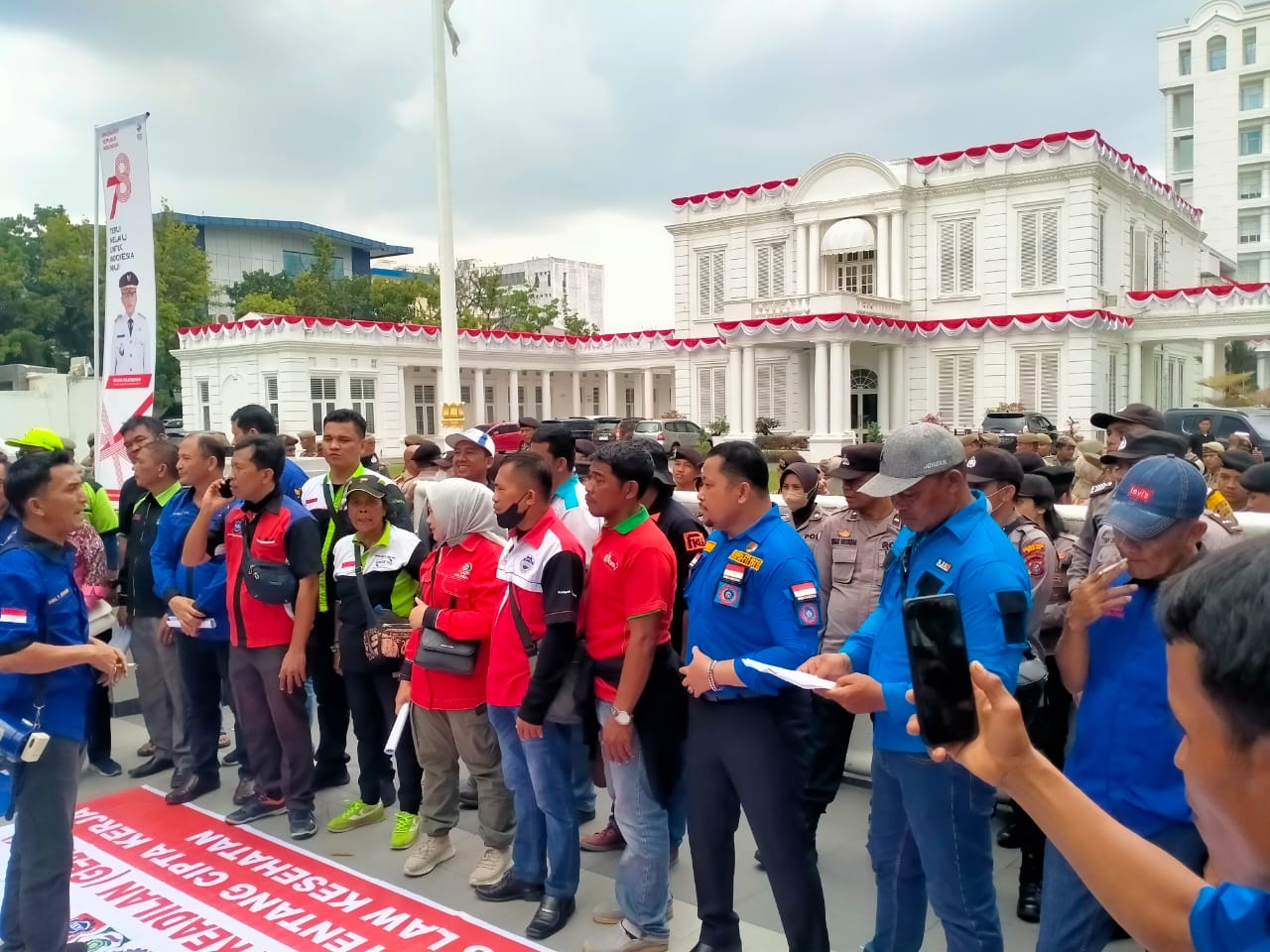 Polrestabes Medan Kawal Unras Massa Gebrak di Gubernuran Sumut