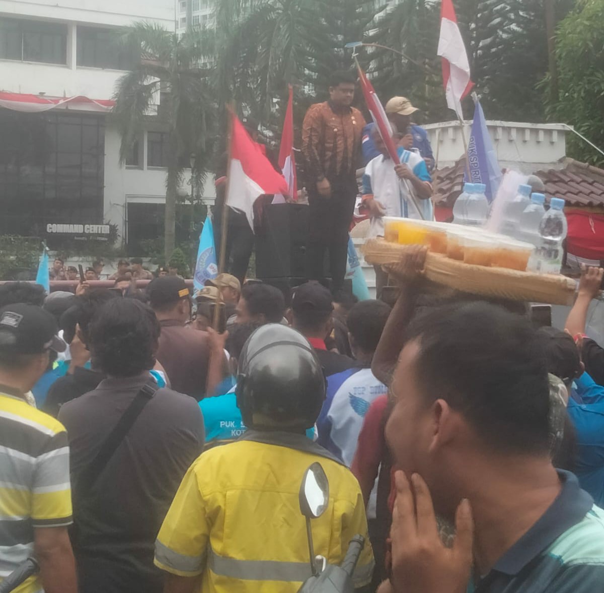 Dikawal Polisi, Ratusan Buruh Geruduk Kantor Walikota Medan, Minta Cabut UU Cipta Kerja