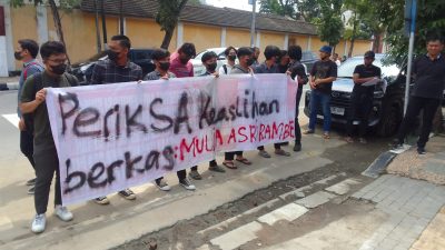 Massa Mahasiswa Gelar Aksi Damai Minta KPU Medan Batalkan Berkas Bacaleg Bayek