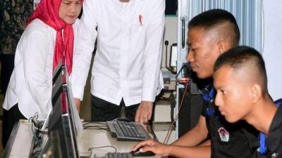 Presiden Jokowi dan Ibu Iriana Tinjau Aktivitas Pembelajaran di SMKN Jawa Tengah