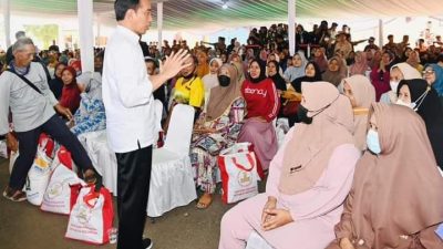 Presiden Jokowi Salurkan Bantuan Pangan Kepada Masyarakat di Karawang