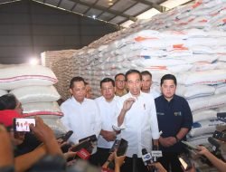 Presiden Jokowi Tinjau Ketersediaan Stok CBP di Gudang Bulog