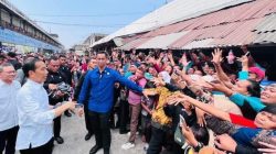 Presiden Jokowi Tinjau Harga Komoditas Pangan di Pasar Johar Karawang