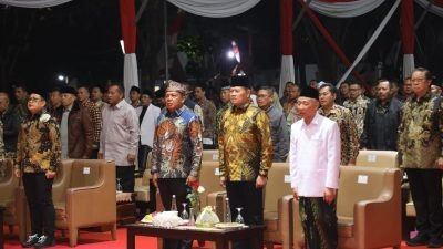 Panglima TNI dan Pangdam Brawijaya Nobar Wayang Kulit Bareng Santri dan Masyarakat