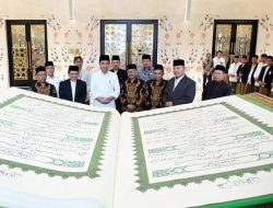 Awali Kunjungan Kerja Hari Kedua, Presiden Jokowi Terima Mushaf Al-Quran