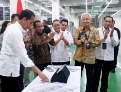 Presiden Jokowi Tinjau Pabrik Baterai Mobil Listrik di Karawang