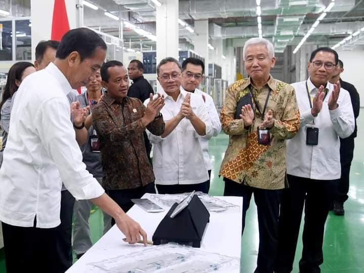 Presiden Jokowi Tinjau Pabrik Baterai Mobil Listrik di Karawang