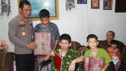 Kapolres Sibolga AKBP Taryono Berikan Kursi Roda kepada Warga Penderita Stroke