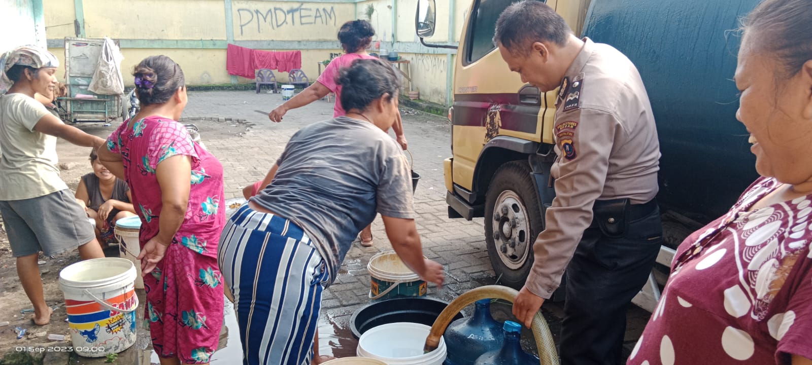 Polri Peduli Lingkungan, Kapolsek Patumbak Salurkan Bantuan Air Bersih dari Kapolrestabes Medan kepada Warga 2 Kecamatan
