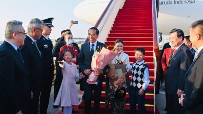 Presiden Jokowi dan Ibu Iriana Tiba di Beijing