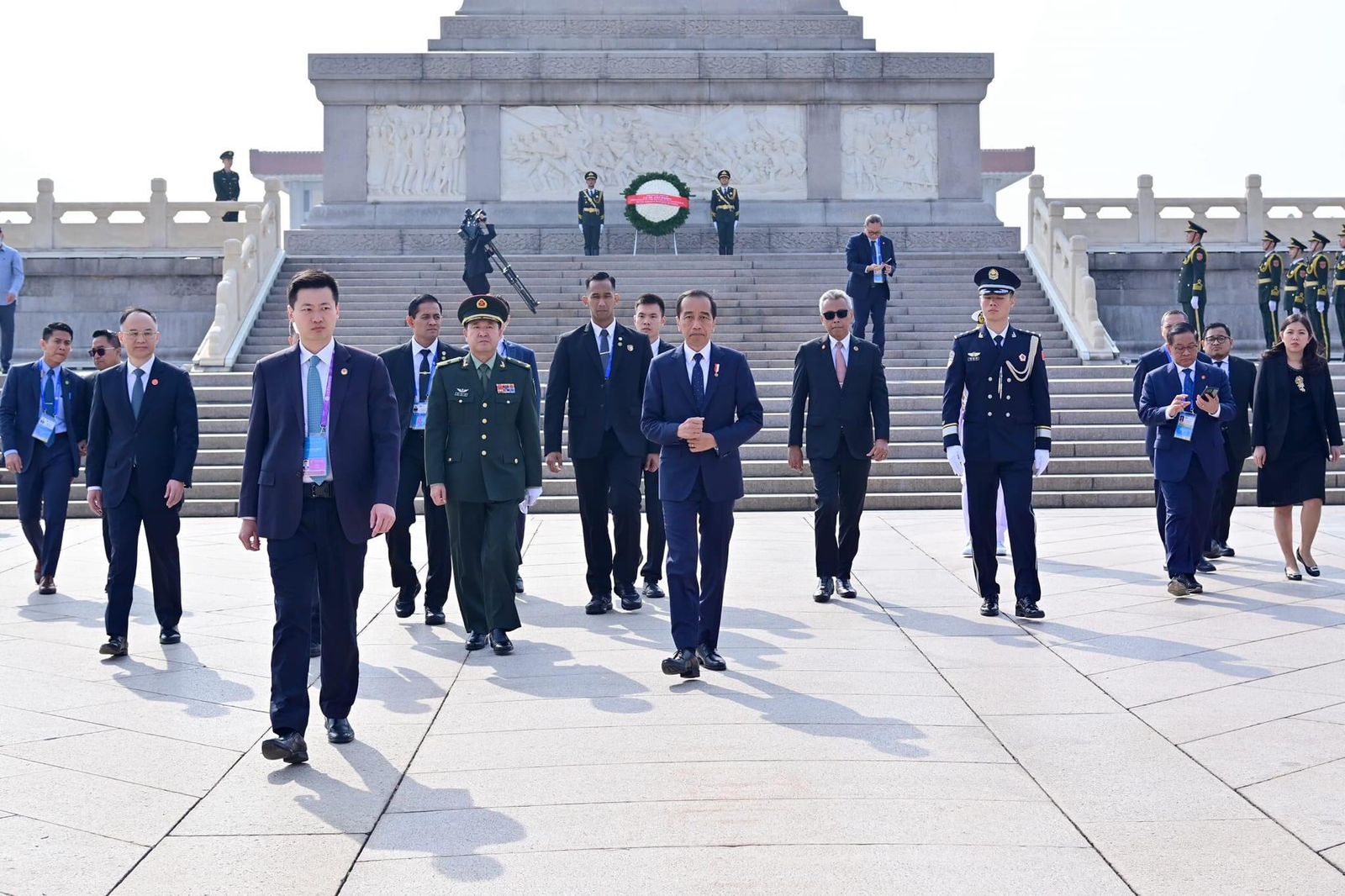 Presiden Jokowi Kunjungi Monumen Pahlawan Rakyat di Beijing