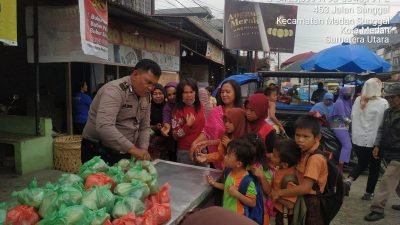 Bagikan Bingkisan, Polsek Sunggal Laksanakan Jumat Barokah