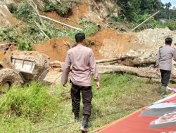 Polisi Sigap Bersihkan Material Longsor Yang Menutupi Jalan di Kecamatan Pahae Julu Taput