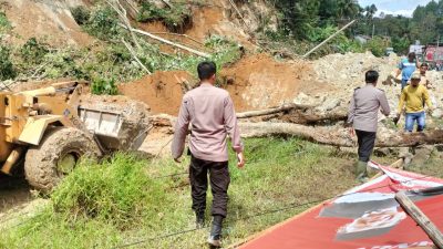 Polisi Sigap Bersihkan Material Longsor Yang Menutupi Jalan di Kecamatan Pahae Julu Taput