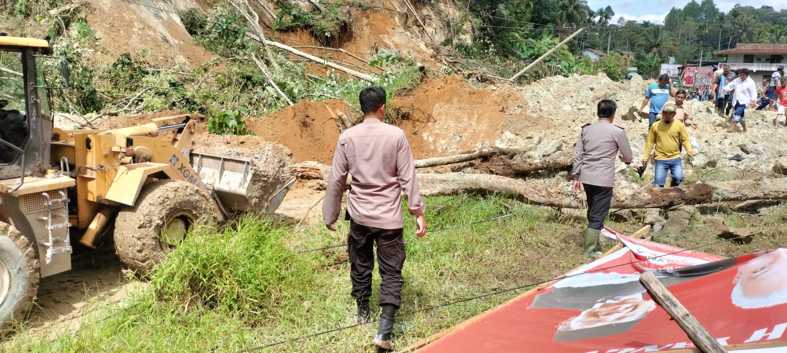 Polisi Sigap Bersihkan Material Longsor Yang Menutupi Jalan di Kecamatan Pahae Julu Taput