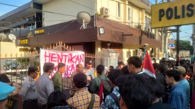 Aliansi Mahasiswa Bersatu Geruduk Mapolrestabes Medan, Massa Minta Efin Ramulo Naibaho Ditangkap