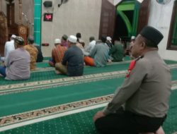 Tingkatkan Silaturahmi Kamtibmas Dengan Warga, Aiptu Supfriady Racman Melaksanakan Sholat Subuh Berjamaah