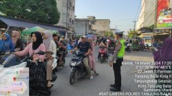 Sat Lantas Polres Tanjung Balai Tertibkan Arus Lalulintas di Lokasi Pasar Tumpah Menjelang Berbuka Puasa