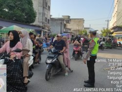 Sat Lantas Polres Tanjung Balai Tertibkan Arus Lalulintas di Lokasi Pasar Tumpah Menjelang Berbuka Puasa