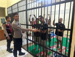Marhaban Ya Ramadhan” Briptu Wahyu Sinaga Berbagi Rejeki Kepada Para Tahanan Di RTP Polres Pakpak Bharat