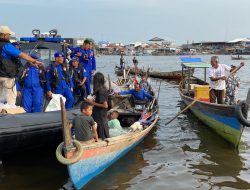 Ditpolairud Poldasu Bersama HNSI Medan Bagikan Sembako Dan Takjil Kepada Nelayan Belawan
