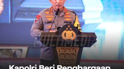 Kapolri Jenderal Listyo Sigit Prabowo memberikan penghargaan kepada calon siswa Bintara Polri yang menjadi korban begal hingga jari tangannya putus